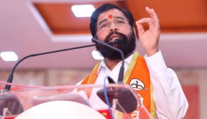 Eknath Shinde Criticizes Uddhav Thackeray: “Facebook Live Won’t Run the State”