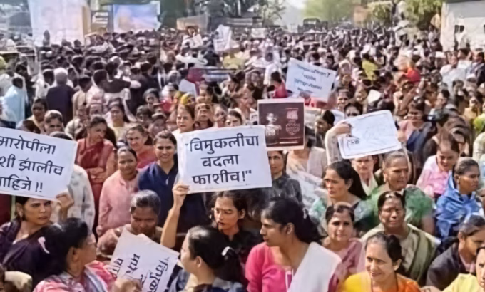 Protesters Attempt to Enter Court in Malegaon; Police Use Lathi Charge to Control Crowd