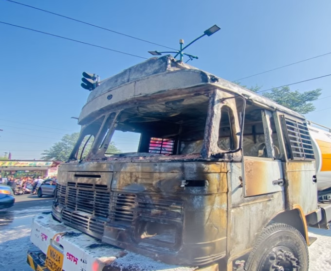 Pune Jawans Prevent Catastrophe as Petrol Tanker Ignites at Shewalewadi Chowk