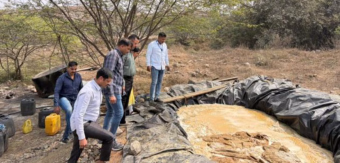 Pune police destroy liquor factory